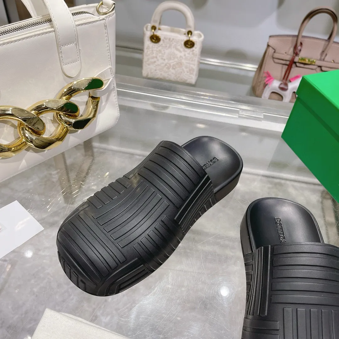 Factory price: 300💰🍀𝐁𝐨𝐭𝐭𝐞𝐠𝐚 𝐕𝐞𝐧𝐞𝐭𝐚 Bottega Veneta BV new men's woven surface ultra-light rubber garden shoes It looks good and is easy to wear. It is perfect with straight wide-leg pants, okay? It can also be worn in the summer, and it has characteristics for daily use, which is very BV~ The thickened toe box is slightly tilted like a derby, which is easy to match. The inner forefoot has texture that matches the sole of the foot. It is not made of rain boots with fleshy materials, which is more comfortable. M𝐁𝐨𝐭𝐭𝐞𝐠𝐚 𝐕𝐞𝐧𝐞𝐭𝐚 Bottega Veneta's new men's woven top ultra-light rubber garden shoes are good-looking and easy to wear. They are perfect with straight wide-leg pants, okay? 🐸It can also be worn in summer, and it has characteristics for daily life, which is very BV~ The thickened toe cap is slightly tilted like a derby, which is a good match. The inner forefoot has a pattern that matches the sole of the foot. It is not made of rain boots made of fleshy material, which is more comfortable. SIZE: 35-46 (45 and 46 are custom-made and cannot be returned or exchanged)
